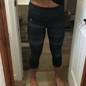 2 pairs of cropped leggings